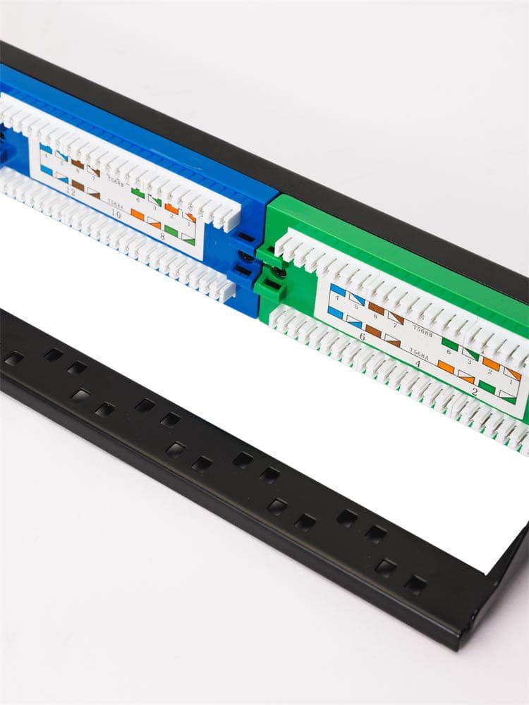 Патч-панель Maxicord 19" 1U кат.5е 24 порта RJ-45 цветные блоки DUAL IDC, с органайзером — изображение 3